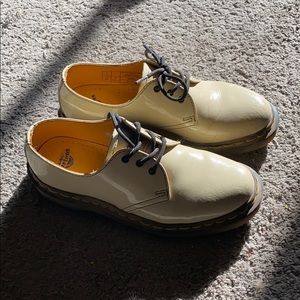 Beige dr. Martens low tops
